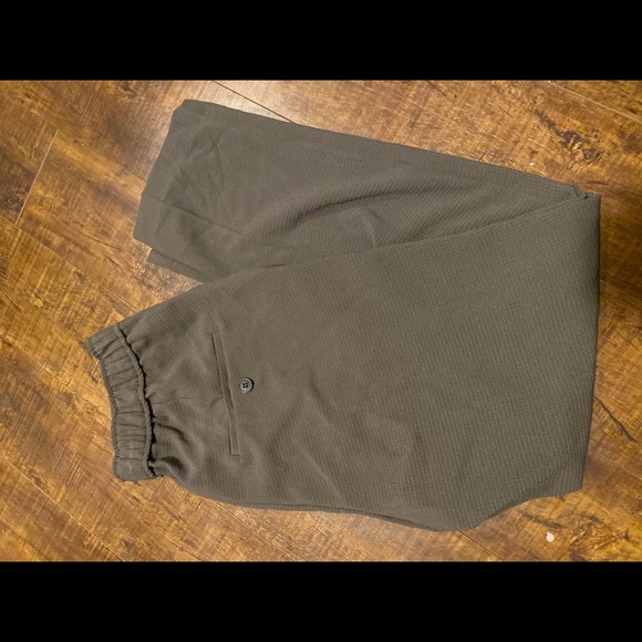 Woman’s slacks - Picture 3 of 3